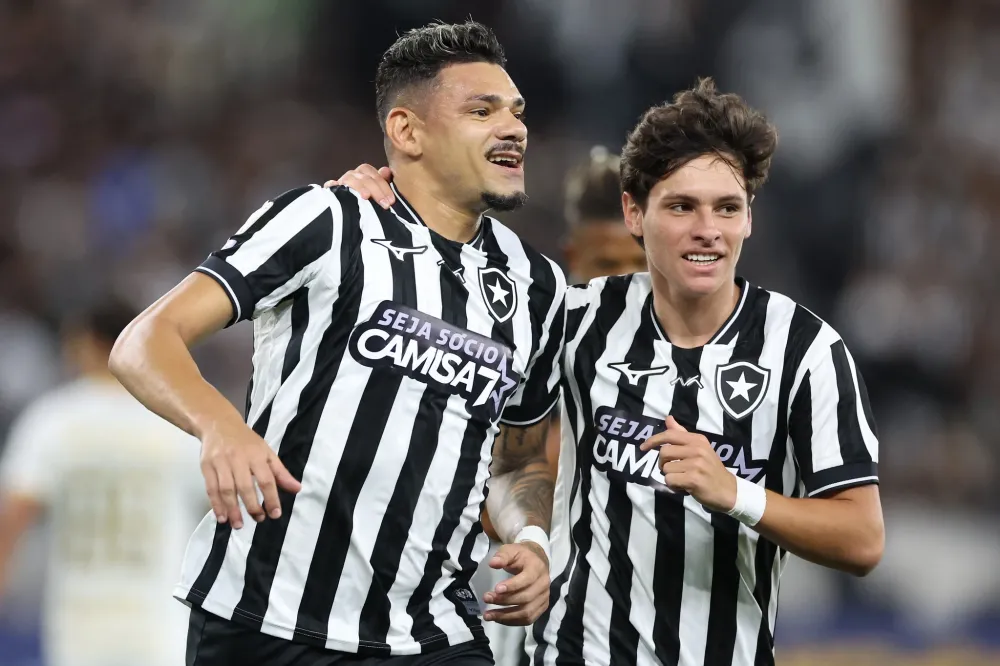 Tiquinho Soares quebra jejum, e Botafogo vence a Chapecoense na 1ª vitória de Tite