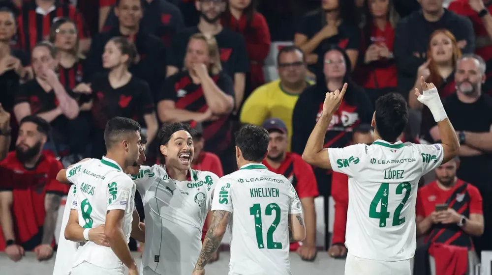 Eficiente e copeiro: Palmeiras supera expulsão bizarra, bate o Athletico-PR e assume a ponta do Brasileirão